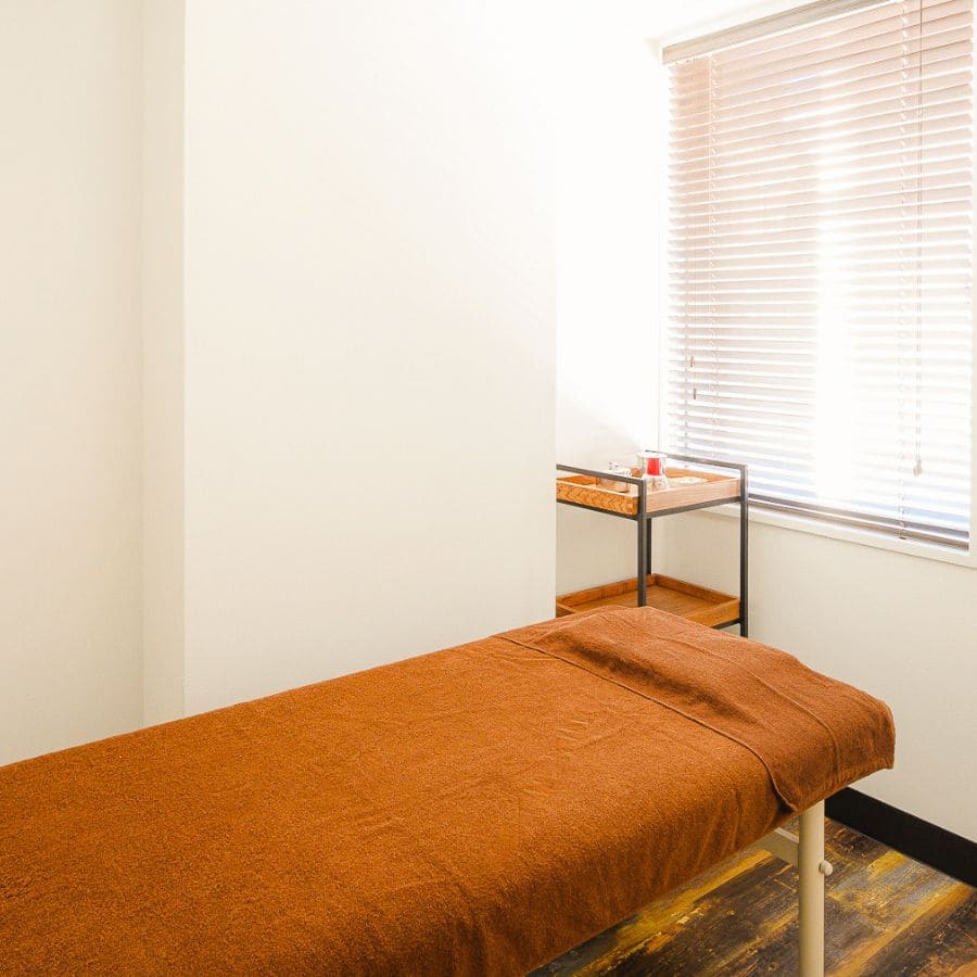 東京鍼灸京橋骨董通りの施術室